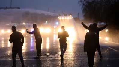 Kuzey İrlanda savaş alanına döndü