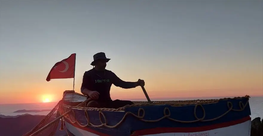 "Bulut denizi" için 2 bin 700 rakımlı yaylada kayık yaptı 1