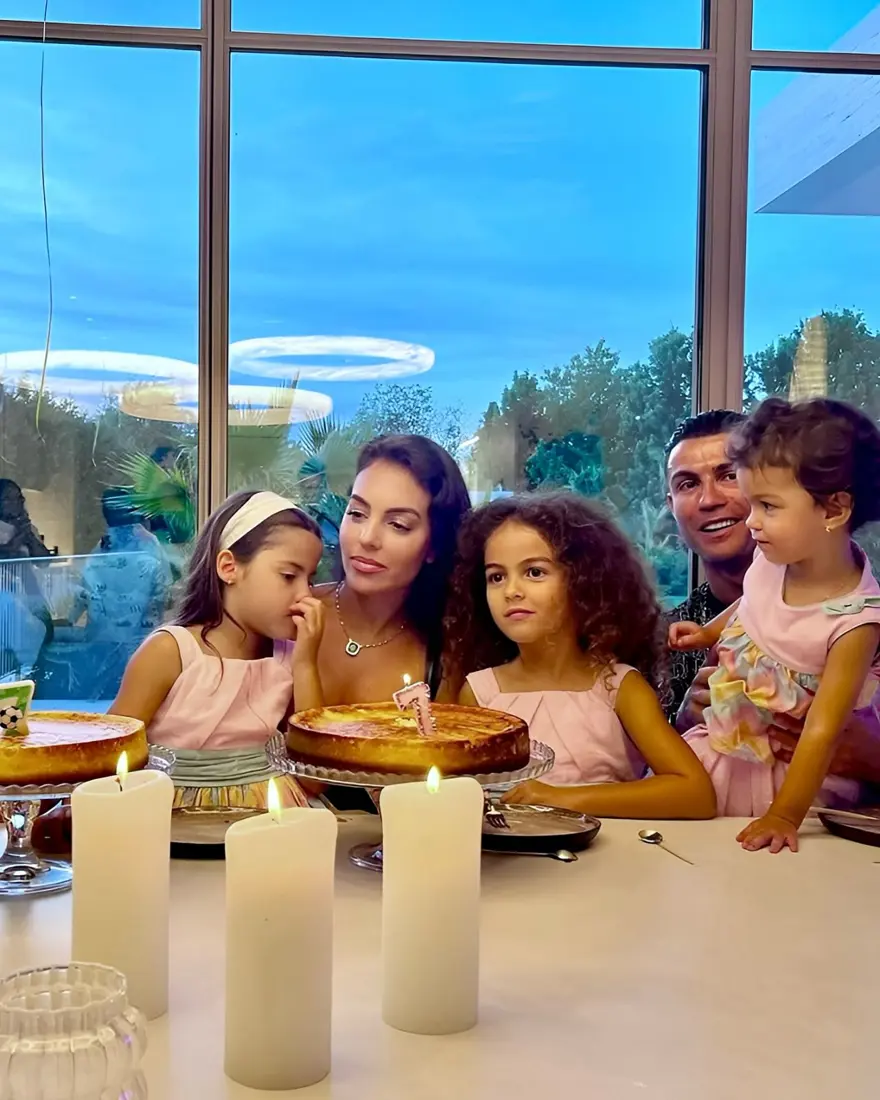 Christiano Ronaldo 9 yıldır birlikte olduğu çocuklarının annesi Georgina Rodriguez ile evleniyor 1