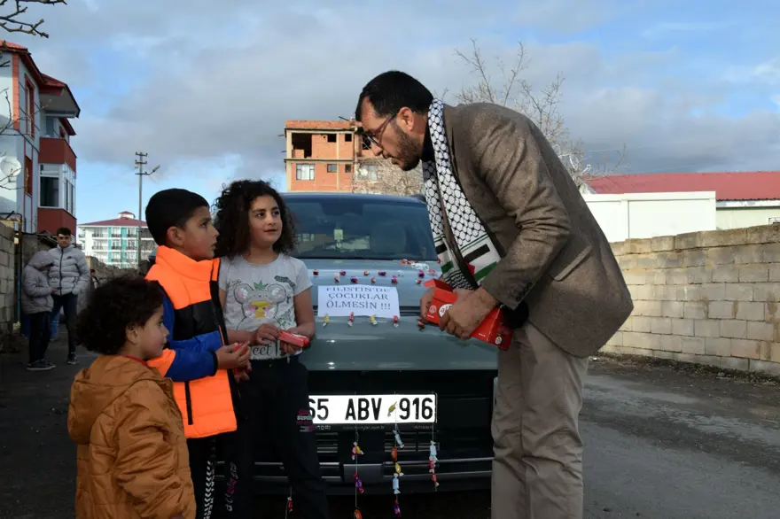 Aracını bayram şekeriyle süsledi, mahalle mahalle gezerek çocuklara ikram etti 3