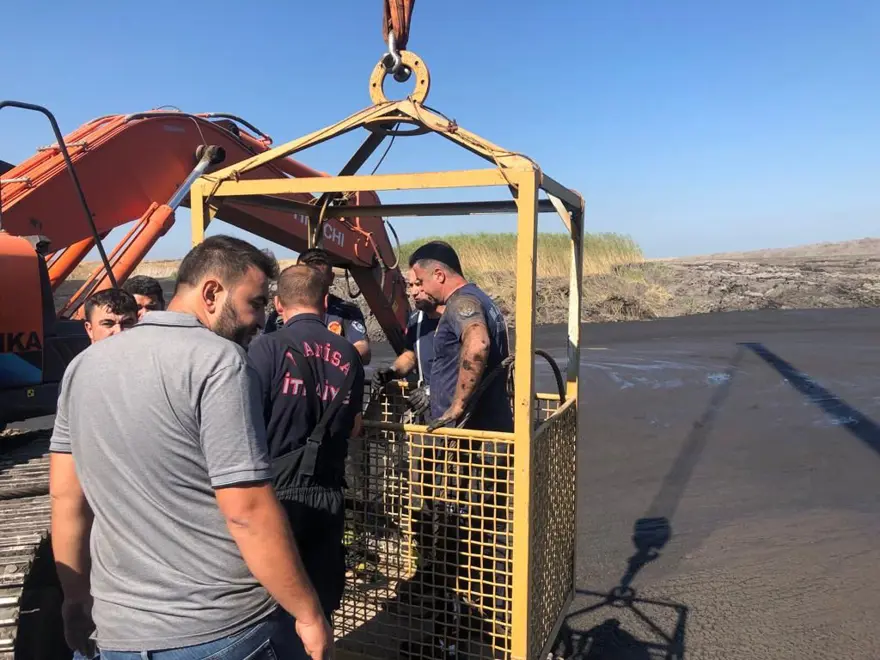 İş makinesi operatörü çamur altında kaldı 2