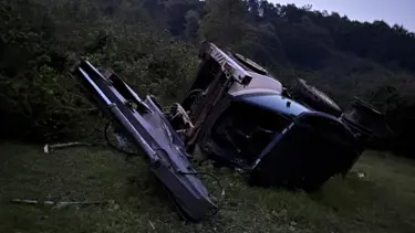 İş makinesi yamaçtan uçtu: Operatör atlayarak kurtuldu