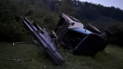 İş makinesi yamaçtan uçtu: Operatör atlayarak kurtuldu