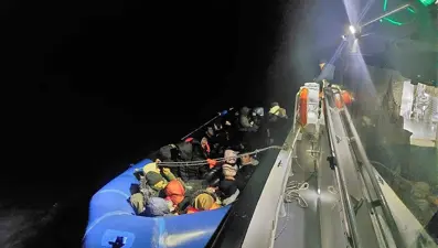 Lastik botlarda 60 göçmen yakalandı