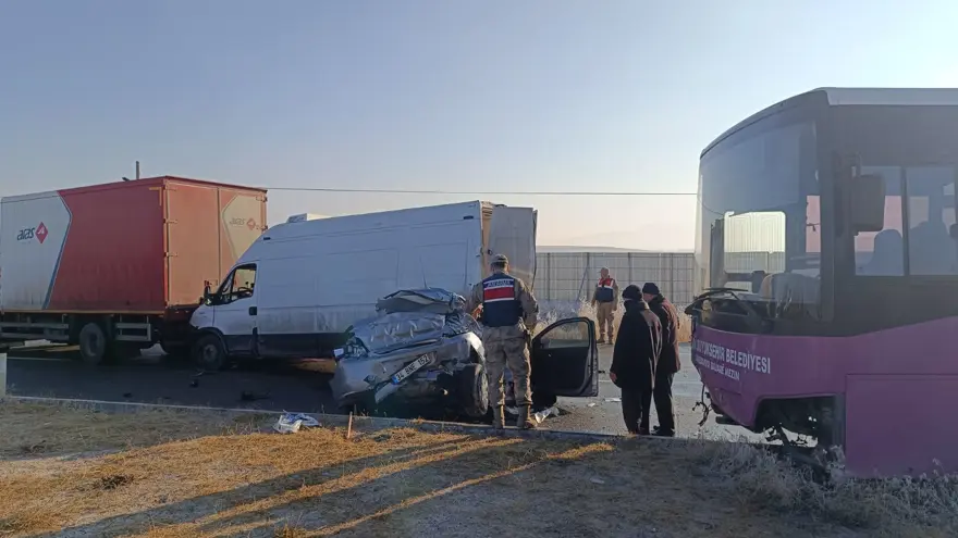Van'da 30 araçlık zincirleme trafik kazası: 1 ölü, 51 yaralı 8