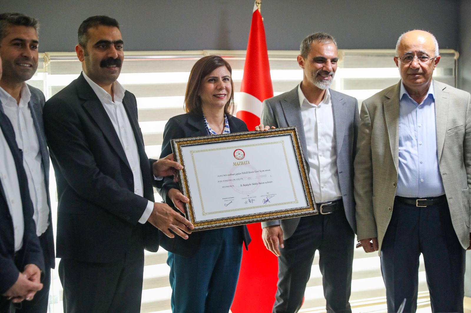 Diyarbakır Büyükşehir Belediye Başkanı Ayşe Serra Bucak Küçük mazbatasını aldı