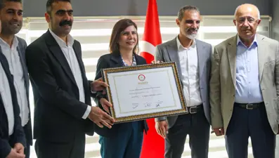 Diyarbakır Büyükşehir Belediye Başkanı Ayşe Serra Bucak Küçük mazbatasını aldı