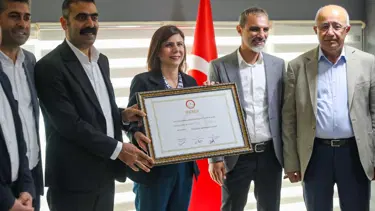 Diyarbakır Büyükşehir Belediye Başkanı Ayşe Serra Bucak Küçük mazbatasını aldı