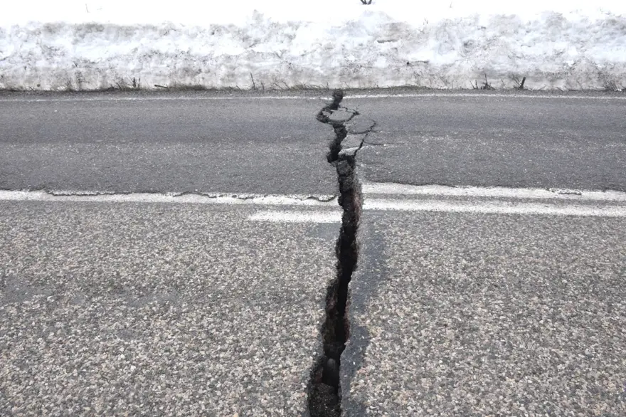 Deprem felaketinin ardından yollar yarıldı, dağlardan kaya parçaları koptu 5
