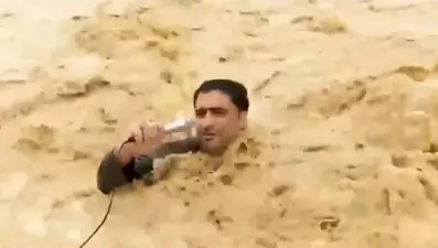 Yayın sırasında sel sularına kapıldı