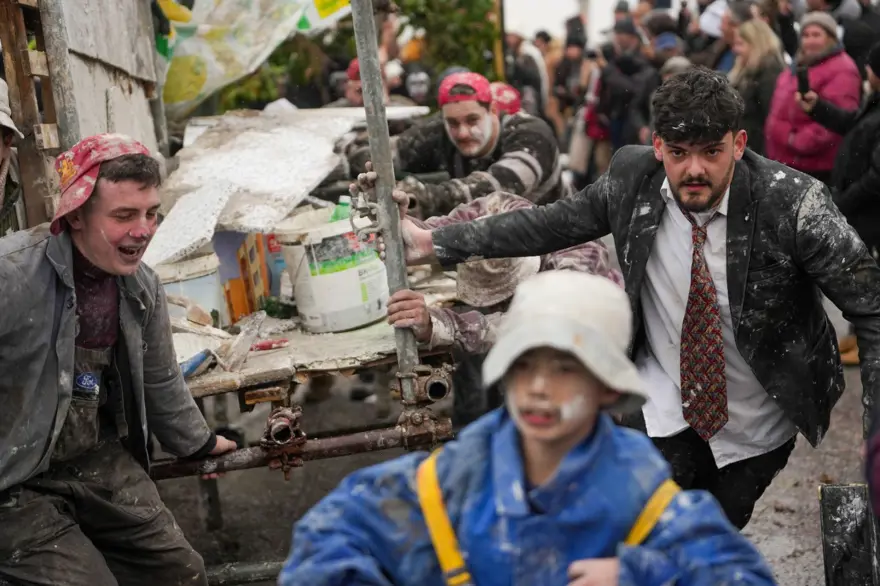 14 asırlık geleneğin görüntüleri damga vurdu: Maske ve kostümler; işte Vevçani Karnavalı 16