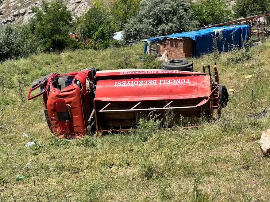 İtfaiye aracı şarampole yuvarlandı: Yaralılar var 1 İtfaiye aracı şarampole yuvarlandı: Yaralılar var 1
