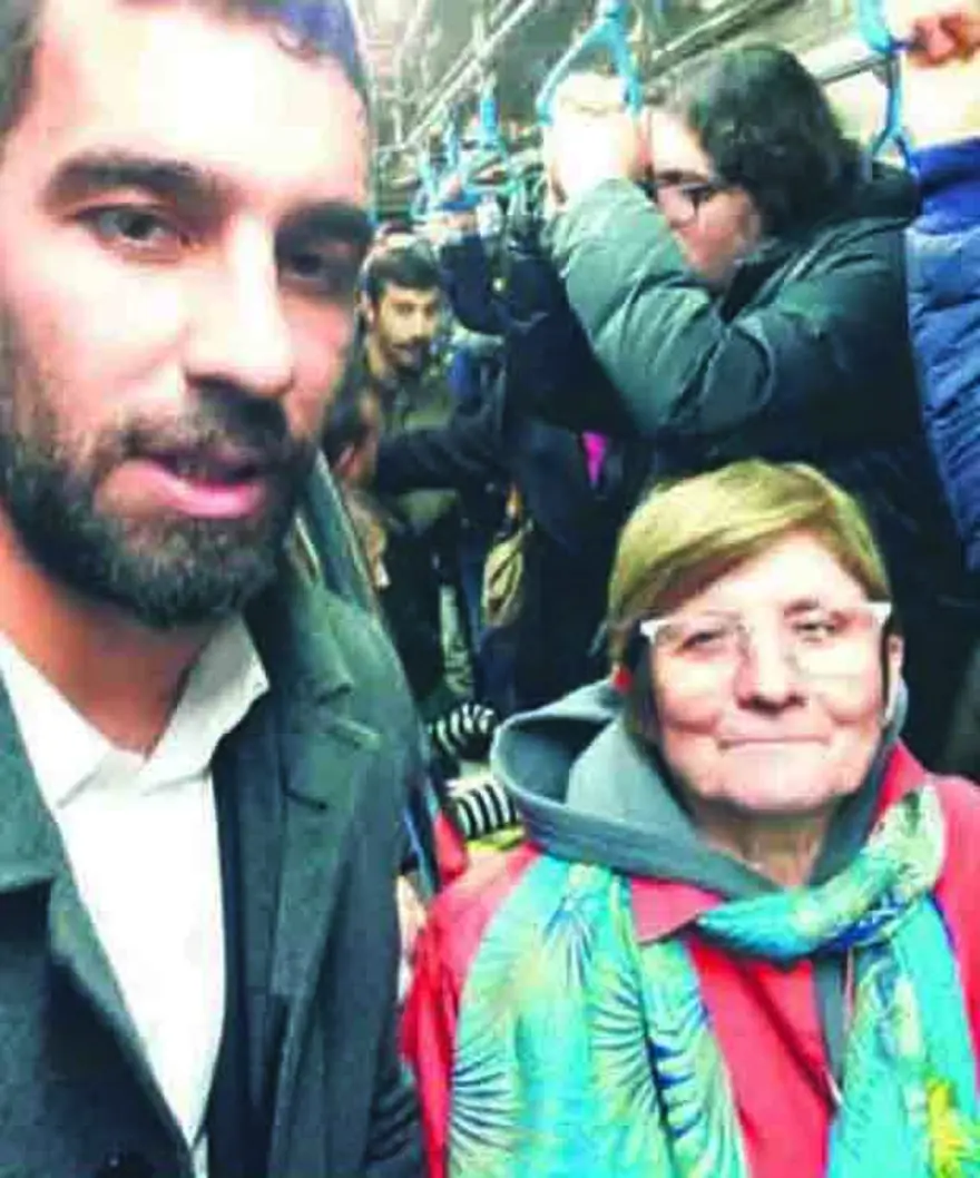 Oyuncu Merve Boluğur otobüste (Toplu taşıma kullanan ünlüler) 62