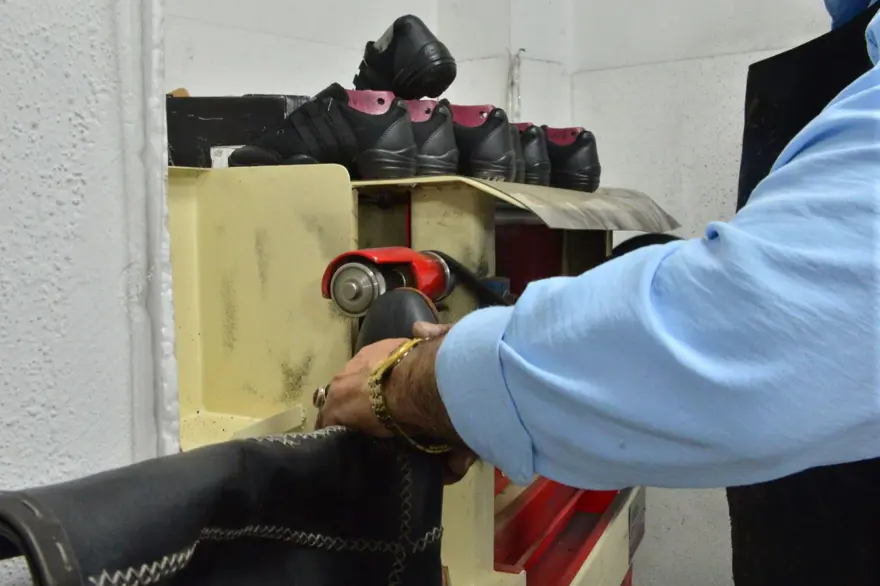 Babasının Kore Savaşı’nda askerlerden öğrendiği mesleği sürdürüyor 1 Babasının Kore Savaşı’nda askerlerden öğrendiği mesleği sürdürüyor 1