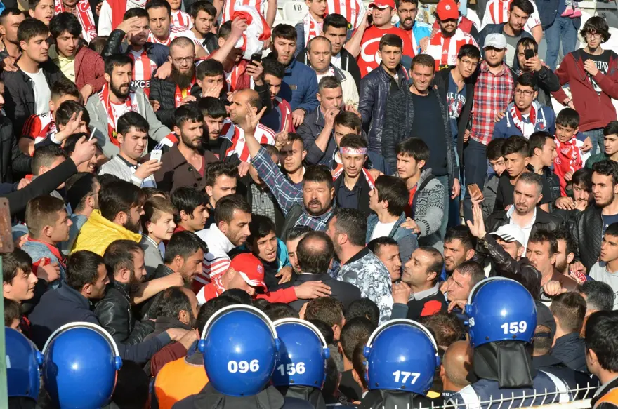 Sivas'ta tribünler karıştı 3