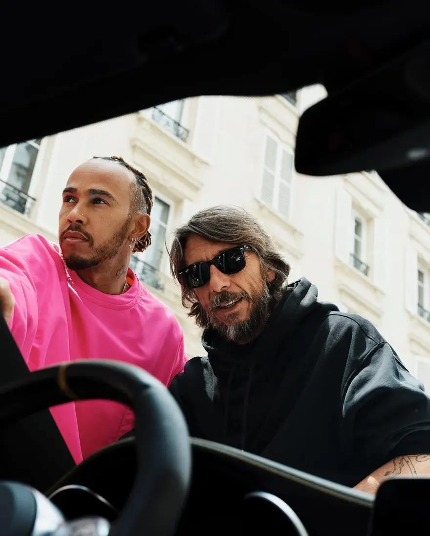 Formula 1 pistinden moda dünyasına: Valentino’nun yeni yüzü Lewis Hamilton 1
