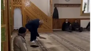 Kur'an-ı Kerim'i 3 kez öpüp, ayağıyla basan kişiye ev hapsi