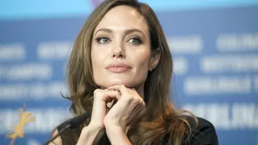 Angelina Jolie kızlar için okul açtı