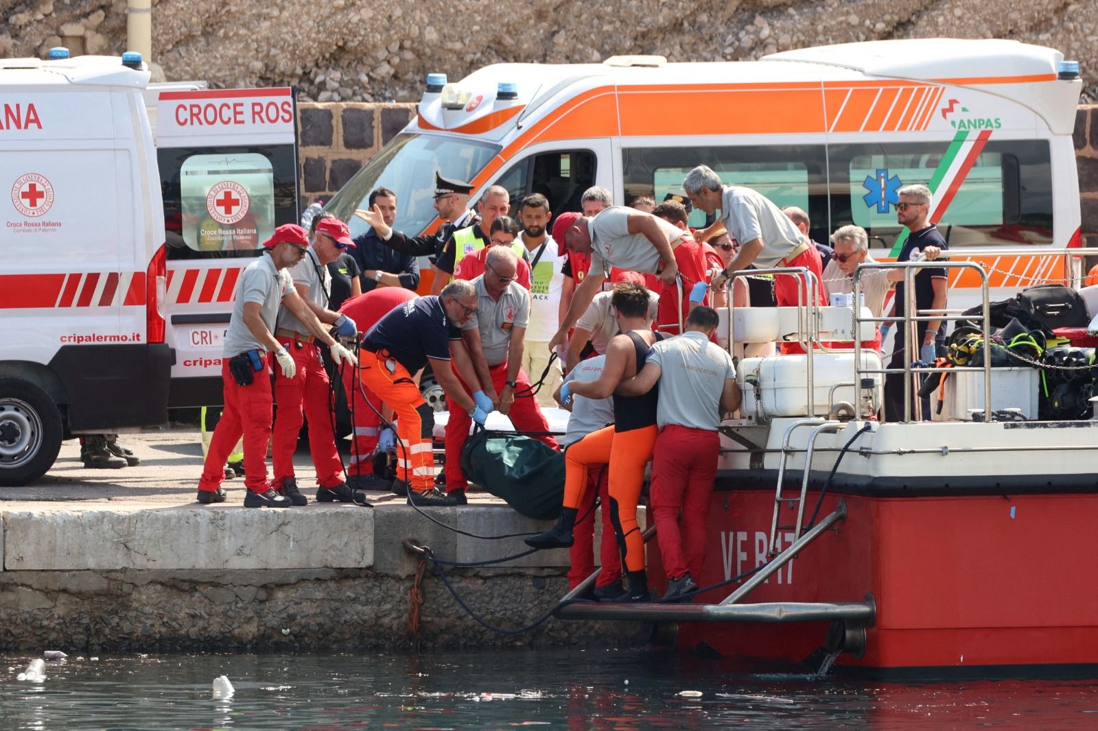 İtalya'da 22 turisti taşıyan yelkenli battı: Bir kişi öldü, altısı kayıp