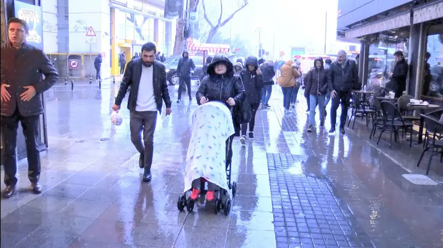 Sağanak yağış İstanbul'da etkili oldu 1