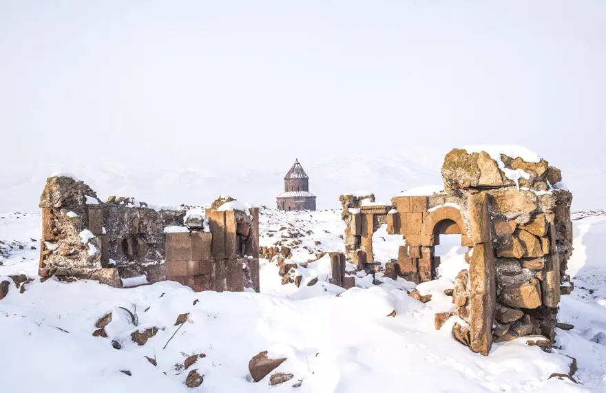 Beyaza bürünen Ani Antik Kenti masalsı güzelliğiyle yerli ve yabancı turistleri ağırlıyor 1 Beyaza bürünen Ani Antik Kenti masalsı güzelliğiyle yerli ve yabancı turistleri ağırlıyor 1