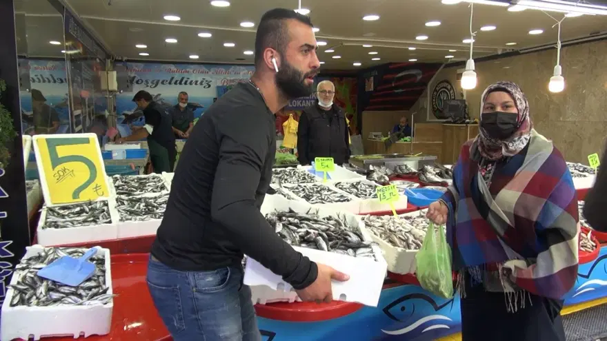 Rize’de kilo fiyatı 5 TL’ye düşen istavrit, kasayla satılıyor Rize’de kilo fiyatı 5 TL’ye düşen istavrit, kasayla satılıyor