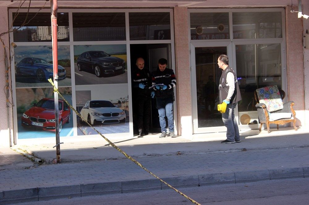 Sakarya'da oto galeriye silahlı saldırı: 1 kişi yaralandı
