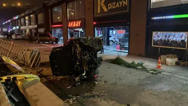 Otomobille çarpışan pikap 30 metre savruldu: 3 kişi yaralandı