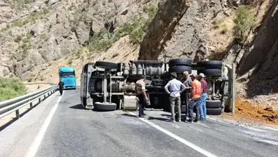 Hakkari'de maden yüklü kamyon devrildi: 1 yaralı