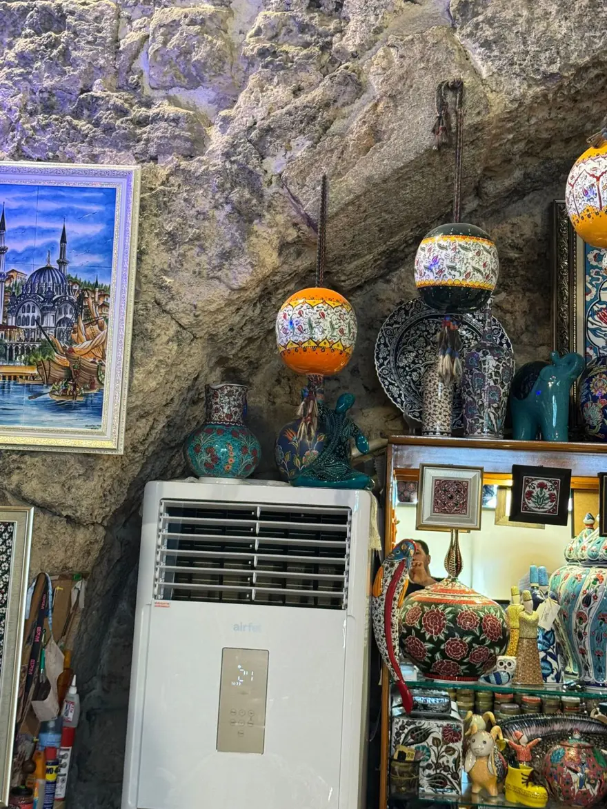 Klima takmak için tarihi burcun duvarını deldiler 2 Klima takmak için tarihi burcun duvarını deldiler 2