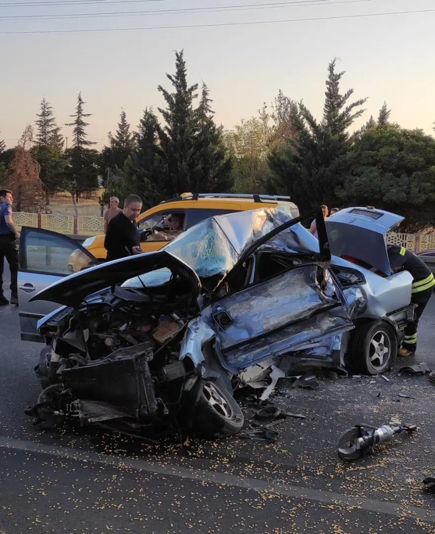 Kavşakta feci kaza: Hurda yığınına dönen otomobilde anne ileoğlu can verdi 3