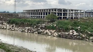 Husumetlisini 15 yerinden bıçaklayıp rehin aldı