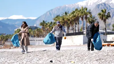 Konyaaltı sahilini ve denizi temizlediler