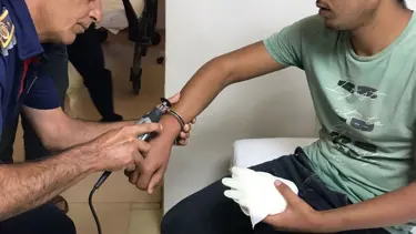 Yerde bulduğu kelepçeyi koluna taktı