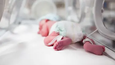 2 günlük bebek cami avlusunda donmak üzereyken bulundu