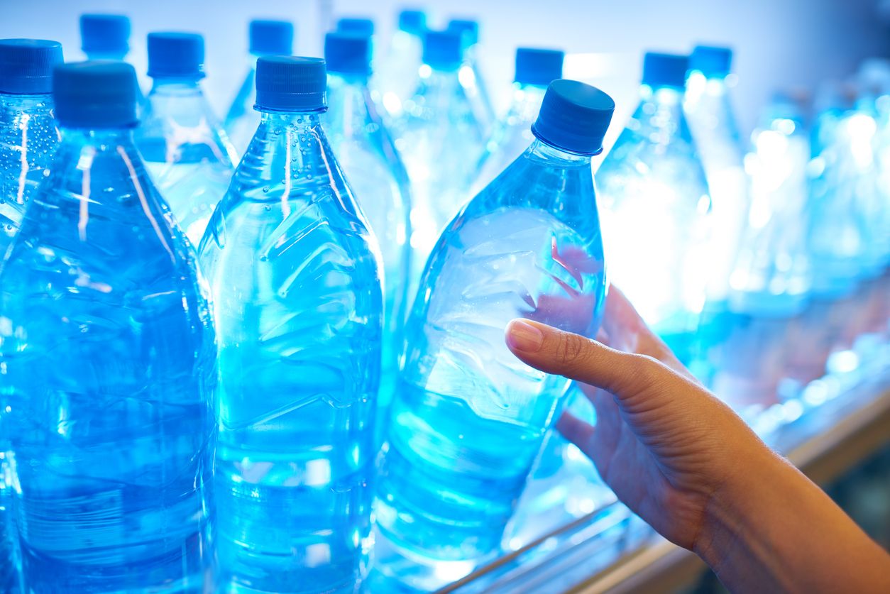 Türkiye'de de satılıyor! Ünlü su markasında mikroplastik iddiası: Reklamların durdurulması talep edildi