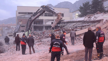 Amasya'da yıkımı devam eden 6 katlı bina çöktü: 1 ölü, 1 yaralı
