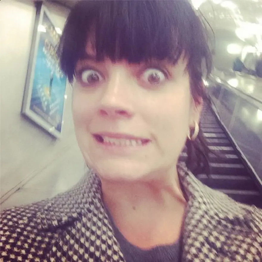 Oyuncu Merve Boluğur otobüste (Toplu taşıma kullanan ünlüler) 95