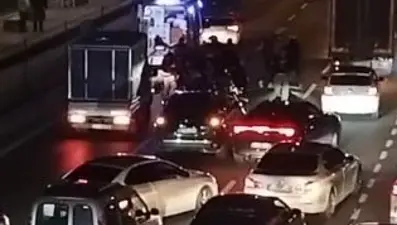 Kaza yapan motosiklete ambulans çarptı