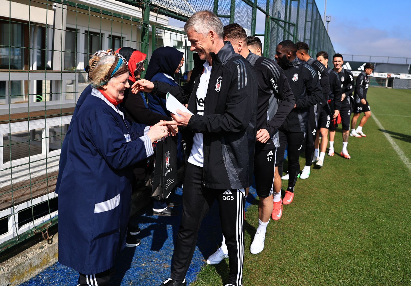 Beşiktaş'ta teknik heyet ve futbolculardan görevli kadın personellere 8 Mart kutlaması
