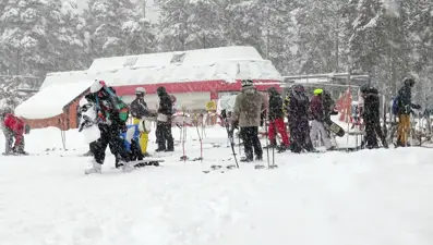Yoğun karın ardından Palandöken ve Sarıkamış'ta kayak keyfi sürüyor