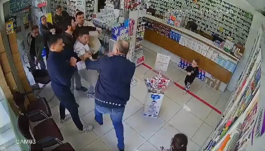 Eczanede ortalığı birbirine katan sıra kavgası: Eczacıya yumruklu saldırı 2