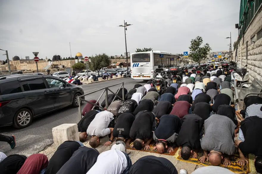 İsrail, Filistinli gençlerin Mescid-i Aksa'da cuma namazı kılmasına yine izin vermedi 12 İsrail, Filistinli gençlerin Mescid-i Aksa'da cuma namazı kılmasına yine izin vermedi 12
