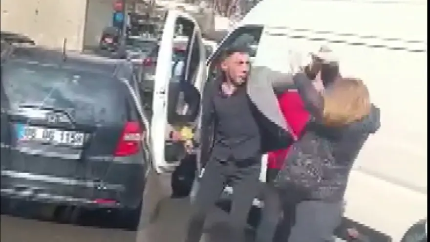 İstanbul trafiğinde kavga: Aracından inip diğer sürücüyesaldırdı 2