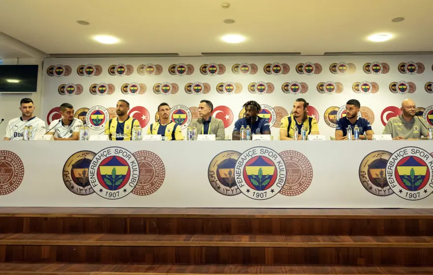 Fenerbahçe'de 5'i yeni transfer, 7 futbolcu için imza töreni düzenlendi Fenerbahçe'de 5'i yeni transfer, 7 futbolcu için imza töreni düzenlendi
