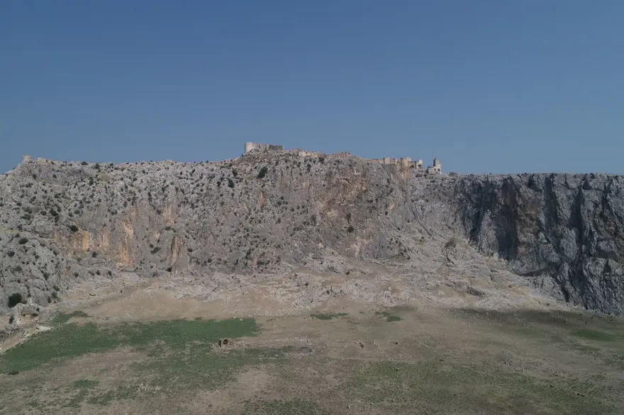 Adana'daki Anavarza Antik Kenti'nde gladyatör mezarlarına rastlandı 18 Adana'daki Anavarza Antik Kenti'nde gladyatör mezarlarına rastlandı 18
