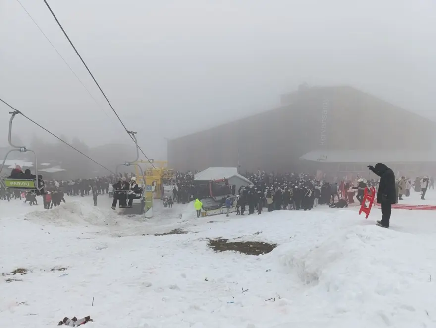 Kar kalınlığı 50 santimetreyi geçince herkes oraya koştu: Oteller bölgesinde izdiham 3 Kar kalınlığı 50 santimetreyi geçince herkes oraya koştu: Oteller bölgesinde izdiham 3
