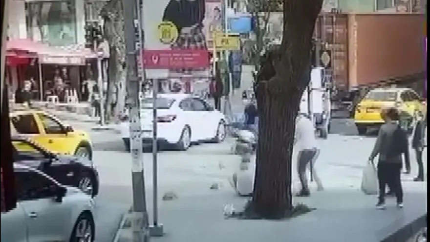 İstanbul’dataksiciden yayaya yumruk 2 İstanbul’dataksiciden yayaya yumruk 2