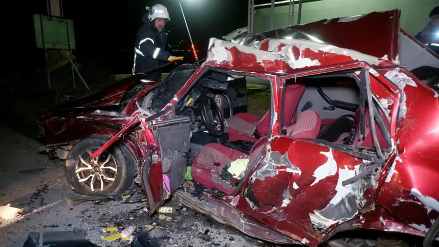 TIR’la çarpışan otomobil hurda yığınına döndü:Sürücü yaşamını yitirdi 1