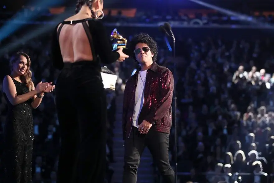'Geleceğin Michael Jackson'ı Bruno Mars Grammy Ödülleri'ne damga vurdu 9